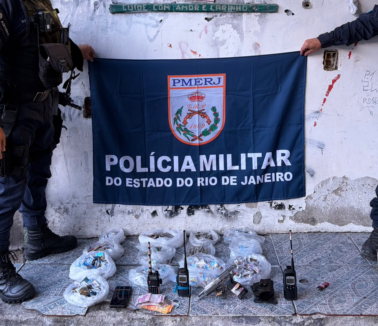 Denúncias ao Disque Denúncia levam PM à prisão de três suspeitos e apreensão de pistola e drogas em Niterói
